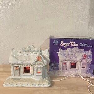 Enesco Precious Moments Sugar Town Collection Lighted Train Station